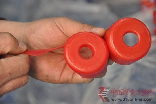 　　农夫山泉桶装水真假辨别：真品瓶盖切工精细，印有生产日期的喷码一撕即开；假水瓶盖工艺粗糙，无喷码，撒不开。