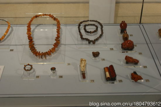你再仔细看看，这些是不是琥珀了？对了，这些全部都是天然琥珀制品。