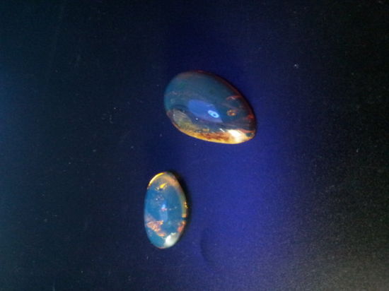 黑光灯(荧光灯)下的多米尼加虫珀蓝色荧光反应，增加了一层神秘感