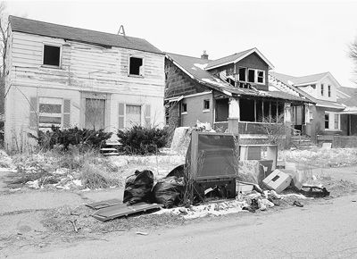 在底特律市内的一条街上，家具、电器连同房子一起被丢弃。本报记者 吴成良摄