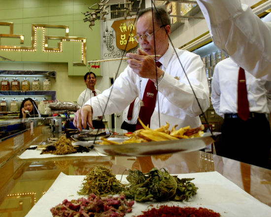 　　中医药在香港的普及程度远超过内地，除了孕产妇、中年妇女、老年人是中医常客之外，越来越多年轻人也喜欢选择不同的药材和季节调理进补。（图片来源：路透社）