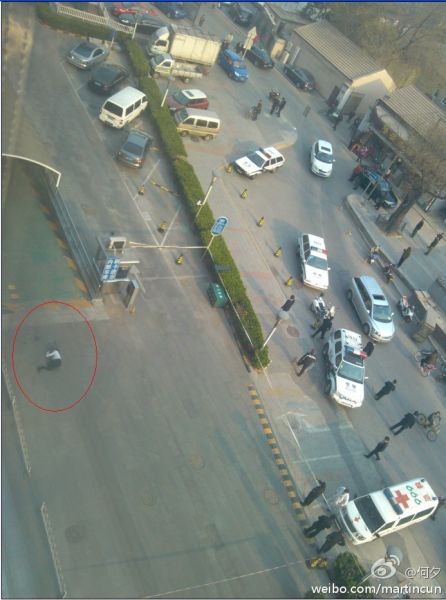 北京金融街一男子跳楼身亡。(图片来自微博)