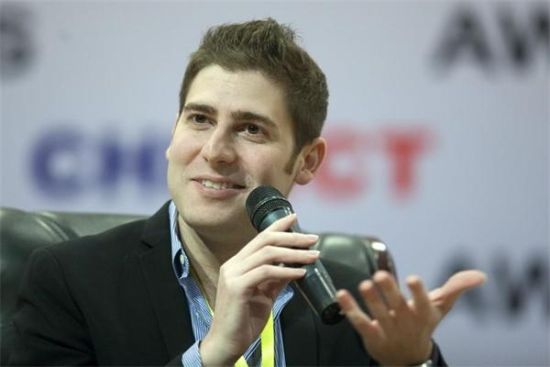 　　Facebook前联合创始人爱德华多·萨维林(Eduardo Saverin)在公司IPO前半年放弃了美国国籍，他早先自巴西移民美国，现居新加坡。