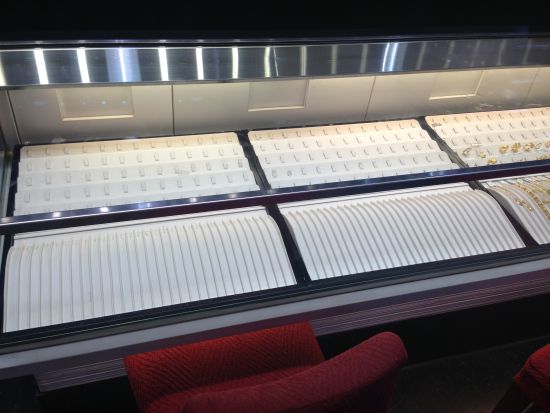 金店里几乎所有的黄金饰品都被抢购一空。(新浪财经晓莹 摄)