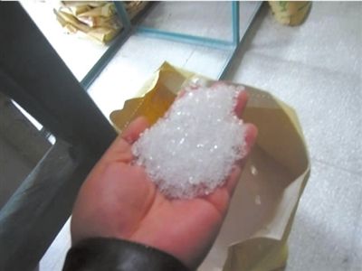 　　由废塑料做成的“废料”(左)在外观上明显比“好料”(右)黑很多，它们被掺在一起生产发泡餐具。本版图片京华时报记者胡笑红摄