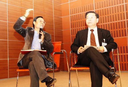 彭剑锋(左)和杨杜现场点评