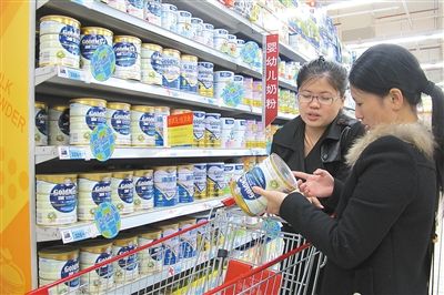 2013年4月12日，海南海口，两位女士在一家超市挑选进口奶粉。