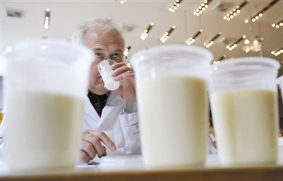 2009年4月22日，德国海尔布隆，专家对市场上的奶制品进行测试，包括鲜奶、优酸乳以及甜点等。