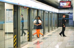 　　昨天，一名乘客急匆匆地登上10号线首发站首经贸站的地铁列车。作为大“C”形线路的一个首发站，地铁10号线首经贸站5月初就将告别这一角色，届时10号线将全环“O”通。 　　本报记者 和冠欣摄