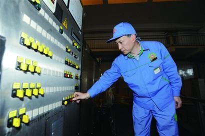 王振竹在操作设备