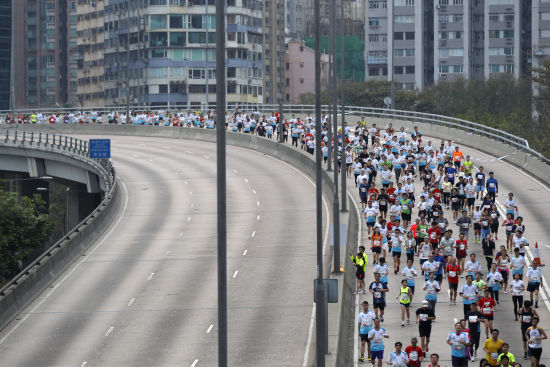 　　每年一度的渣打香港马拉松赛，既是慈善募捐活动，更是深受市民欢迎的公众体育赛事。（图片来源：路透社）