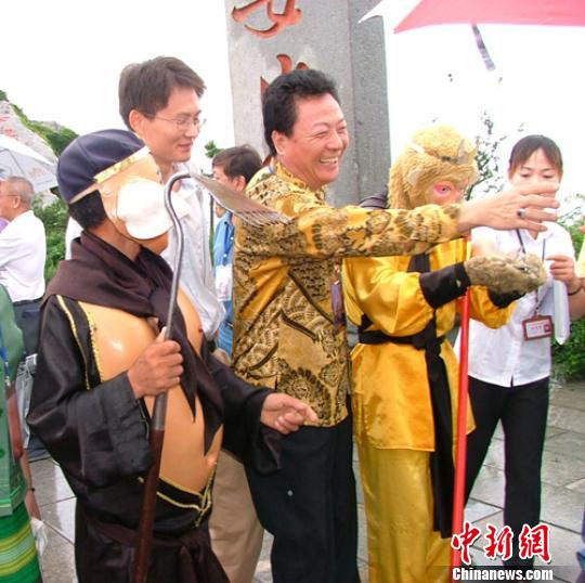 资料图 游客在连云港花果山与《西游记》中美猴王及猪八戒合影。 任云云 摄