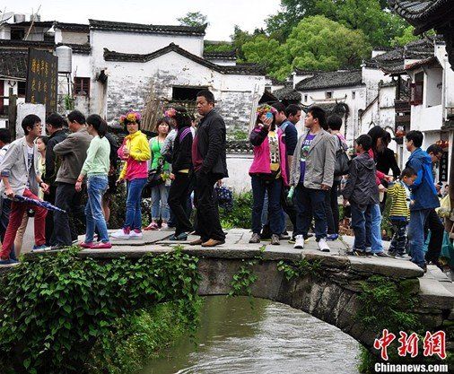 五一“小长假”各景区游人如织。胡敦煌 摄