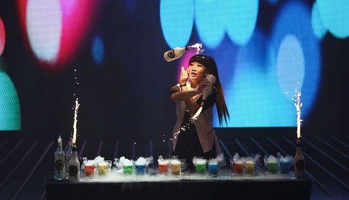 中国著名调酒师郑雯带来独特调酒表演