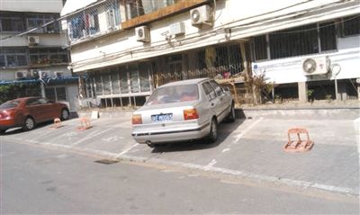 　　2011年7月，南沙滩小区45号楼前，绿化带正在拆除。后经居民抗议，施工中止(上图，居民供图)。实习生 李锐嘉 摄