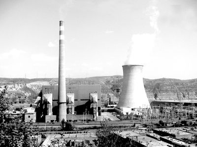 图为位于神木县燕家塔工业小区的陕西龙华集团电厂