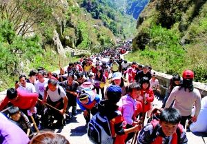 5月1日，大量游客在泰山十八盘步道上步行。新华社发