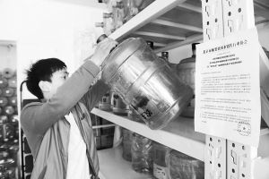 北京石景山区一水站的农夫山泉桶装水正在下架。(图片来源：IC)