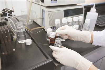 检测人员对大米中的铅、镉含量进行定量分析。