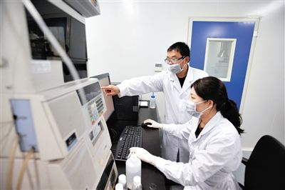 检测人员正在检测大米样品中的铅含量。本版摄影/实习生 翟超