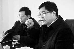 　　湖南株洲前政府官员文迪波(右一)挖空太子奶数十亿资产、并主导其破产重组及制造李途纯冤假错案，被判有期徒刑九年。