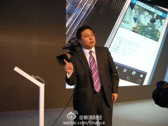 图为陈绍鹏演示用二维码查看产品信息。