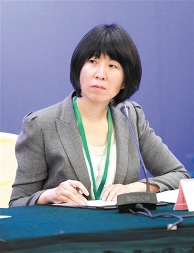 　　出租车价格调整涉及四方面，即乘客、司机、出租车企业和政府。在方案制定时我们坚持四方共担，强化企业主体责任的原则。——李素芳