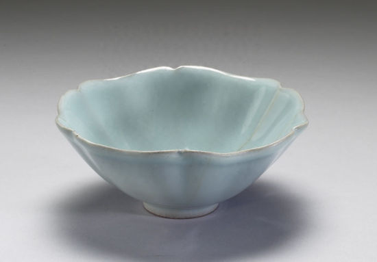 南宋官窑青瓷花瓣碗