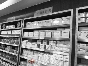 近期，同仁堂多款药品被曝重金属超标。图为昨日记者走访时，郑州一家同仁堂药店货架上已经看不到涉事产品。