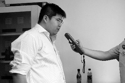 酒测：在排查模式之下，记者对着酒精测试仪缓缓吹气。