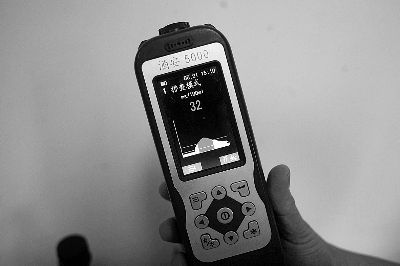 　　结果：酒精含量对照。饮酒后驾车：20毫克/100毫升-80毫克/100毫升；醉酒驾车：80毫克/100毫升以上；在经过十几秒的处理之后，酒精测试仪上显示出了数值：32毫克/100毫升。