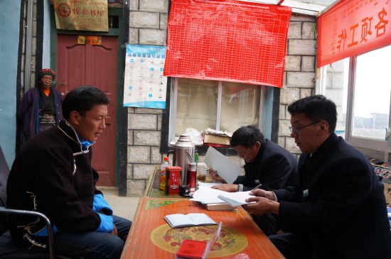 在5373米海拔的普马江塘乡开展金融服务。