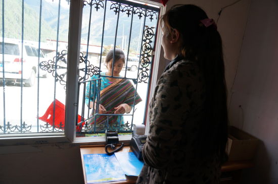 更张门巴民族乡白玛店村助农取款点。