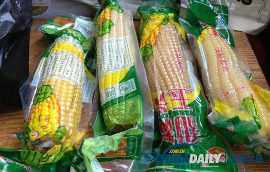 消费者在家乐福超市购买的甜糯玉米。