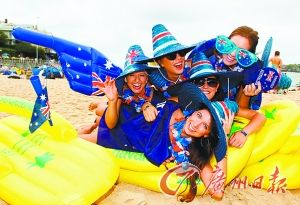 一群澳大利亚年轻人在海滩上欢乐地玩耍。