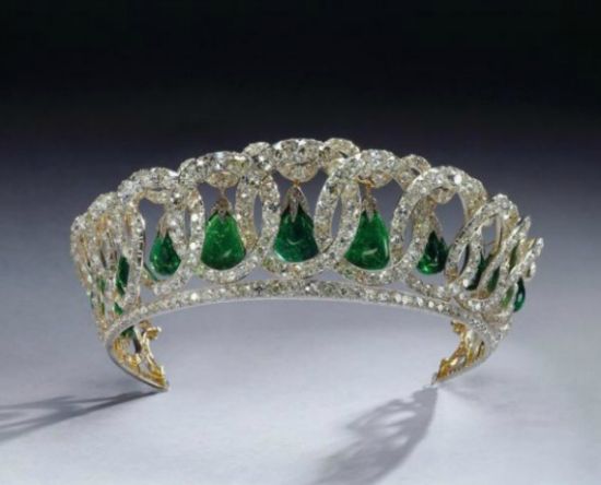 图为绿宝石替换后的王冠