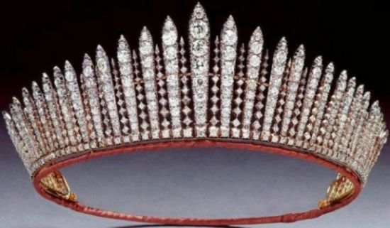 图为维多利亚留给伊丽莎白二世的皇冠