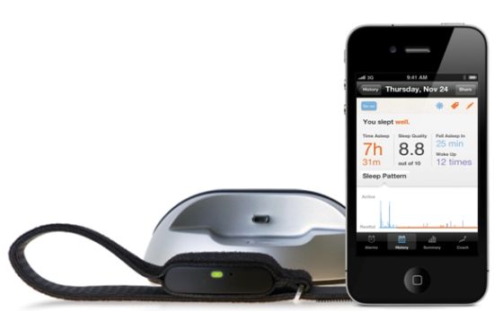 　　已在全球苹果店内上架的LARK静音闹钟和睡眠感应器，售价120美元(约700多人民币)腕带由哈佛大学的睡眠专家设计，可通过蓝牙与iPhone、iPod touch或iPad进行无线连接， 睡眠模式感应器会跟踪记录夜间上千个微小动作，显示睡眠质量并提出改善建议。(图片由 LARK公司提供)