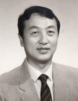 (注)小编实在是找不到柳传志儿时照片，只能找年轻的时候代替