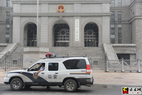 6月9日上午，原铁道部部长、党组书记刘志军涉嫌受贿、滥用职权一案，将在北京市第二中级人民法院开庭审理。早上5时50分许，记者看到，法院西门口已经开始提高警备，已有近10辆警车停在了法院门口。闫昭 摄(本网独家图片)