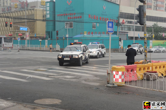 上午6时15分许，押送刘志军的囚车在多名警察的引导下驶入法院。闫昭 摄(本网独家图片) 