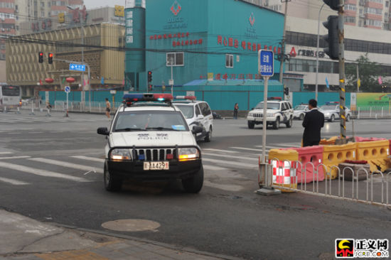 上午6时15分许，押送刘志军的囚车在多名警察的引导下驶入法院。闫昭 摄(本网独家图片)