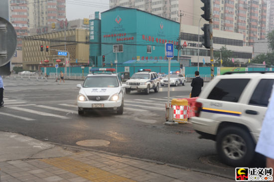 上午6时15分许，押送刘志军的囚车在多名警察的引导下驶入法院。闫昭 摄(本网独家图片)