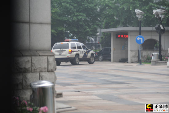 上午6时15分许，押送刘志军的囚车在多名警察的引导下驶入法院。闫昭 摄(本网独家图片)