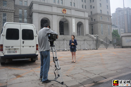 　　6月9日，备受关注的刘志军案将在北京市第二中级人民法院开庭审理。早上6时许，法院外已经聚集了一些媒体记者。闫昭 摄(本网独家图片)