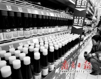 调味品等行业加大促销抢攻家庭消费。何建文 摄