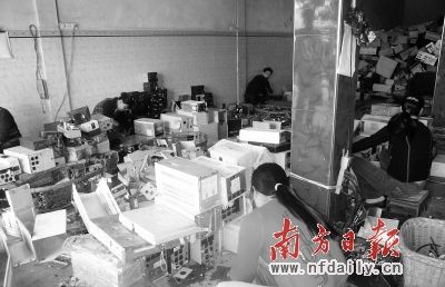 随着国内大量电子垃圾的产生，如今在贵屿，像这样的拆解场面依然随处可见。资料图片