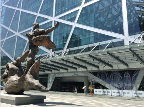 特斯拉体验店位于东大桥路9号侨福芳草地一层