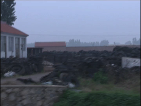 5公里的公路，分布着数不清的废旧轮胎回收作坊