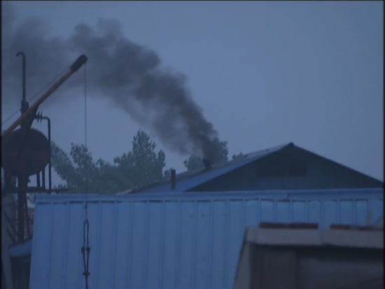 从废旧轮胎回收作坊冒出的浓浓黑烟